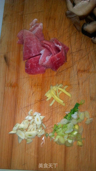 【东北家常菜】香菇木耳炒白菜的做法步骤:4