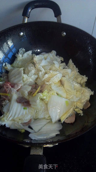 【东北家常菜】香菇木耳炒白菜的做法步骤：7