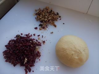蔓越莓核桃节日面包的做法步骤:2
