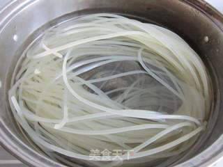 新疆炒米粉的做法步骤:2