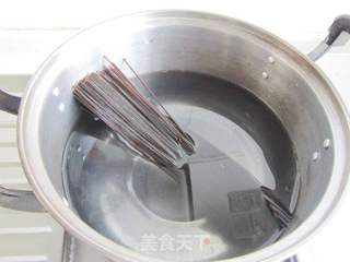 酸辣蕨根粉的做法步骤:2