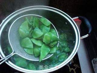 家常小菜——腊肠炒扁豆的做法步骤:3