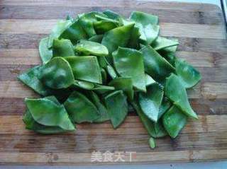 家常小菜——腊肠炒扁豆的做法步骤:2