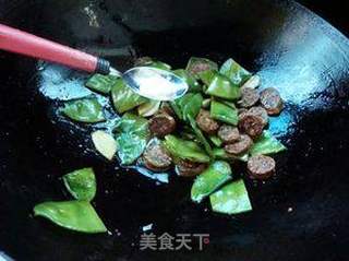 家常小菜——腊肠炒扁豆的做法步骤:7