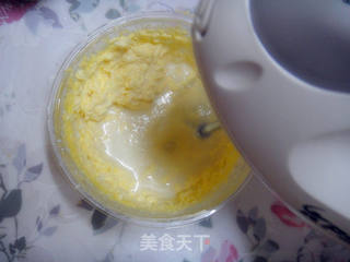 杯子蛋糕必备——基础奶油霜的做法步骤:3