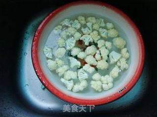 清爽的保健小菜——洋葱炒花菜的做法步骤：1