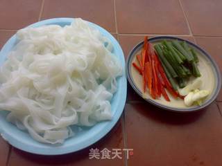 家常鲍汁炒牛河的做法步骤:3