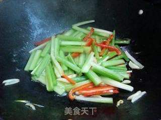 芹菜炒鸡蛋的做法步骤:5