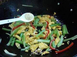 芹菜炒鸡蛋的做法步骤:7