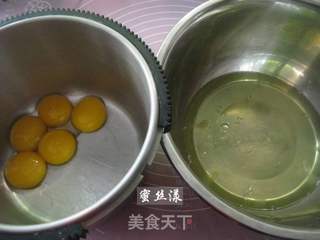 千叶纹戚风蛋糕的做法步骤:2