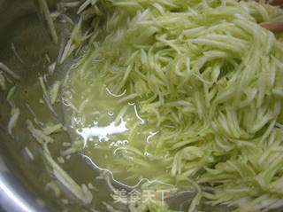 西葫芦猪肉饺子的做法步骤:4