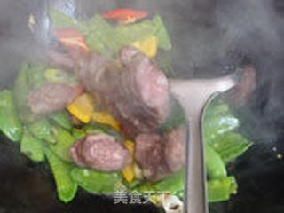 荷兰豆炒香肠的做法步骤:6