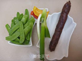 荷兰豆炒香肠的做法步骤:2