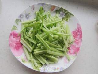 毛芹炒羊肉——新疆味道的做法步骤:2