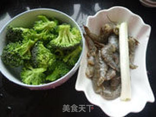 西兰花炒虾的做法步骤:2