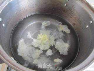 醪糟银耳枸杞羹的做法步骤:2