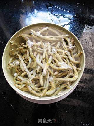 香煸小鱼干---米饭杀手的做法步骤:2