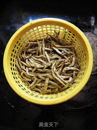 香煸小鱼干---米饭杀手的做法步骤:3