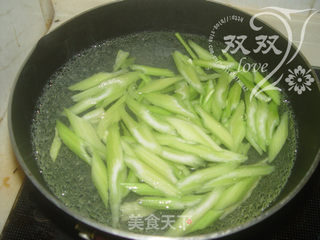 腰果百合炒芹菜的做法步骤:5