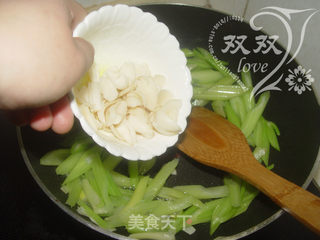 腰果百合炒芹菜的做法步骤:10