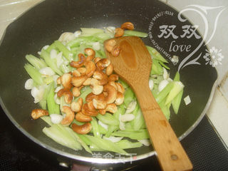 腰果百合炒芹菜的做法步骤:11