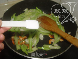 腰果百合炒芹菜的做法步骤:12