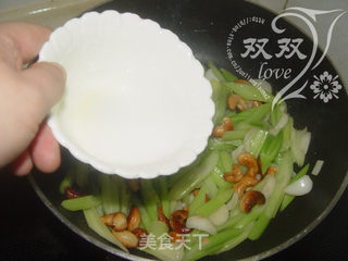 腰果百合炒芹菜的做法步骤:13
