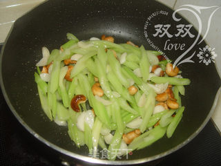 腰果百合炒芹菜的做法步骤:14