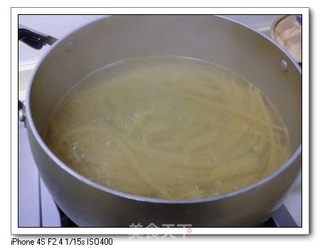 咖喱培根焗意面的做法步骤：1