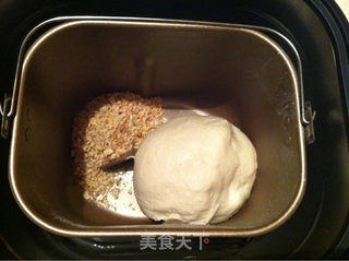 花生核桃仁面包--面包机版的做法步骤:2
