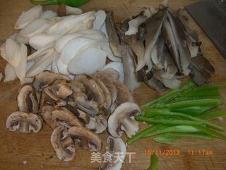青椒炒杂蘑菇的做法步骤：1