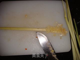 蟹肉牛油果沙拉配柠檬草西班牙凉菜汤的做法步骤：9