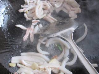 绝配--韭菜炒鱿鱼的做法步骤:6
