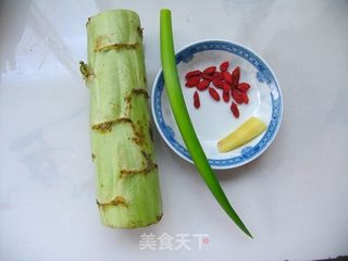 【小胖妞入园第一天】消积去腻的绝好凉菜——爽脆莴笋花的做法步骤：1