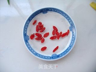 【小胖妞入园第一天】消积去腻的绝好凉菜——爽脆莴笋花的做法步骤:2