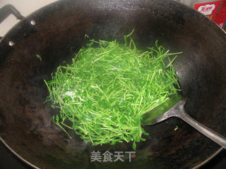 鸡蛋炒豆苗的做法步骤:4