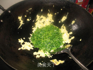鸡蛋炒豆苗的做法步骤:8
