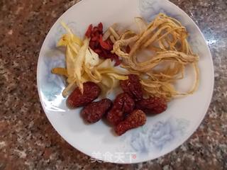 鸡脚煲杏鲍菇的做法步骤:2