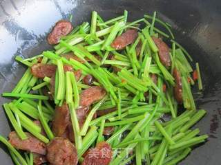 毛芹炒腊肠的做法步骤:8