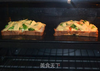 西兰花鸡蛋土司披萨的做法步骤:6