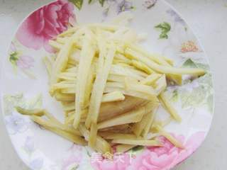 酸萝卜炒肉皮的做法步骤:2