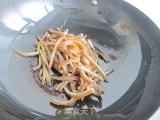 酸萝卜炒肉皮的做法步骤:5