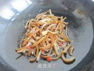 酸萝卜炒肉皮的做法步骤:7