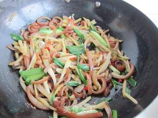 酸萝卜炒肉皮的做法步骤:11