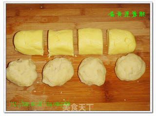 蛋黄莲蓉酥的做法步骤:7