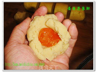蛋黄莲蓉酥的做法步骤:8