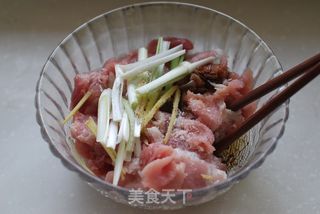 陕西独有的一种“九眼莲”——【莲菜炒肉片】的做法步骤:3