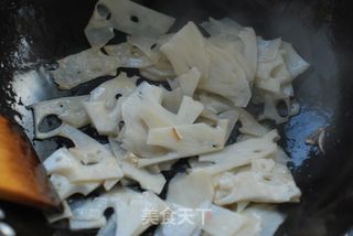 陕西独有的一种“九眼莲”——【莲菜炒肉片】的做法步骤:8