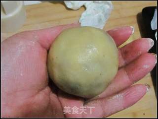豆沙蛋黄月饼的做法步骤:7