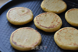 玉米饼子就小咸鱼的做法步骤:7